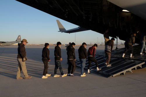 Trump slaps tariffs on Colombia after it turns back migrant deportation planes
