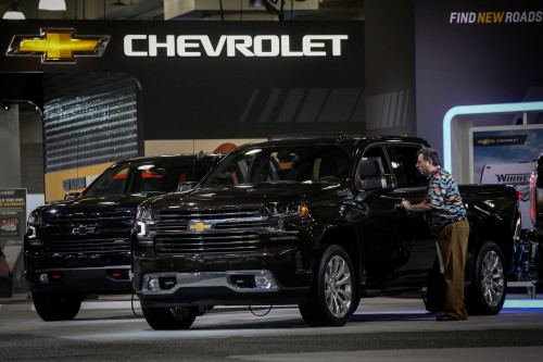 Trump exempts some automakers from Canada, Mexico tariffs for one month