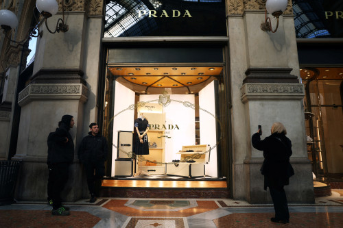 Goldman Sachs to lead 2.5-billion-euro financing for Prada-Versace deal, daily MF reports