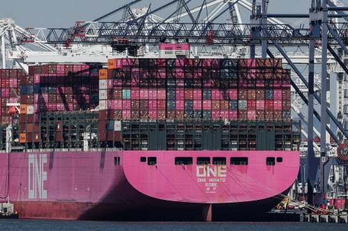 US leading indicator declines sharply in March amid tariffs