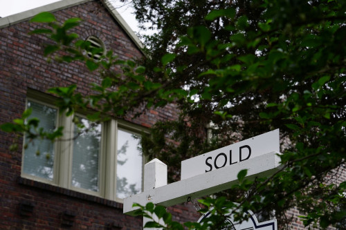 US homebuilder sentiment hits 6-month high; economy uncertainty clouds housing outlook